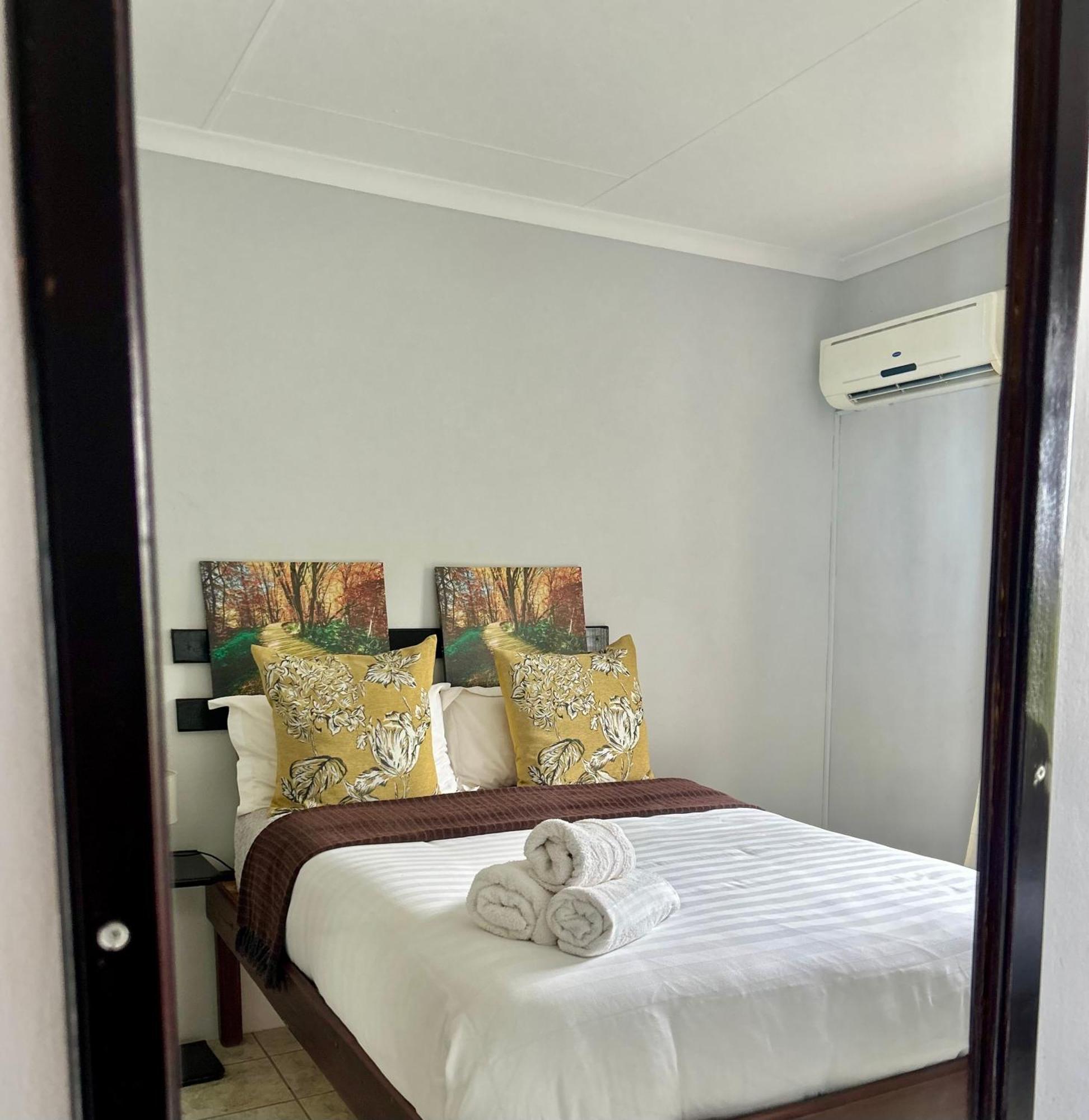 Skyfly Bed & Breakfast Манзіні Екстер'єр фото