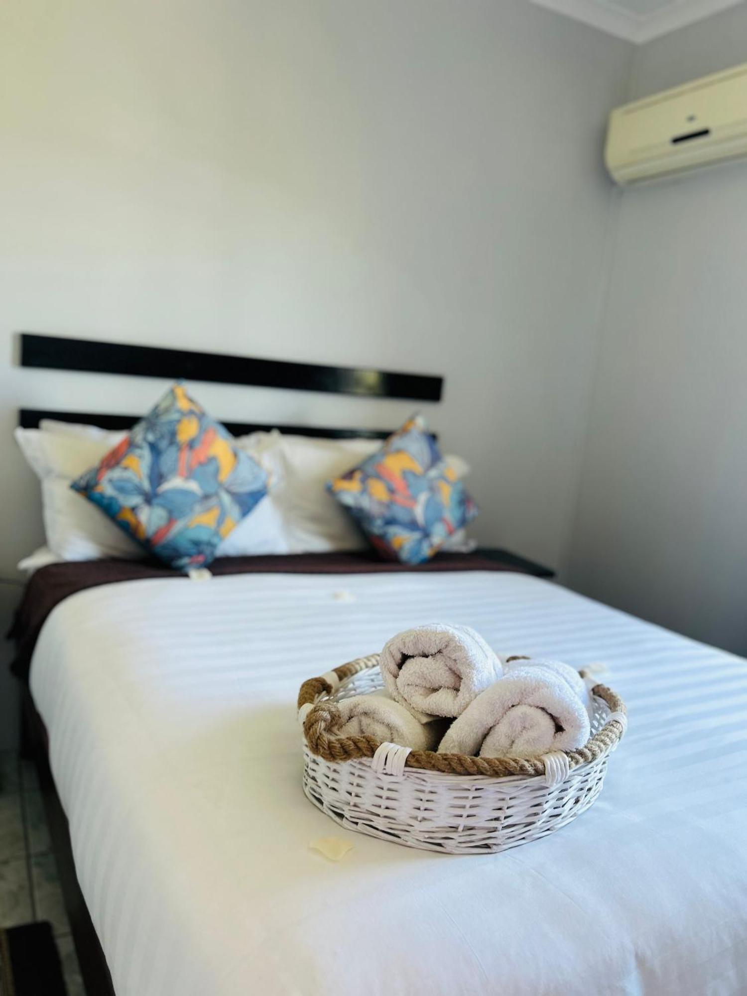 Skyfly Bed & Breakfast Манзіні Екстер'єр фото