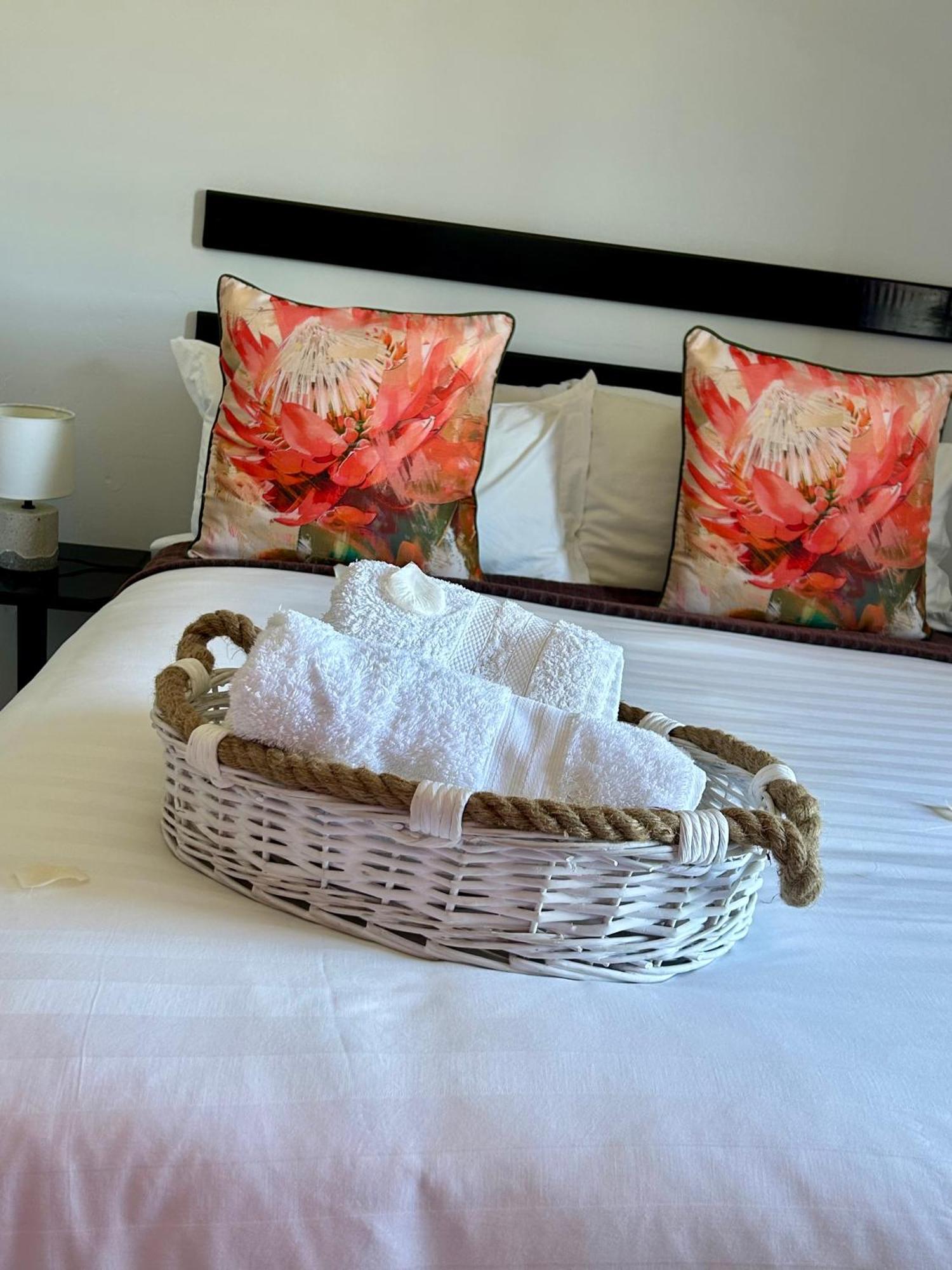 Skyfly Bed & Breakfast Манзіні Екстер'єр фото