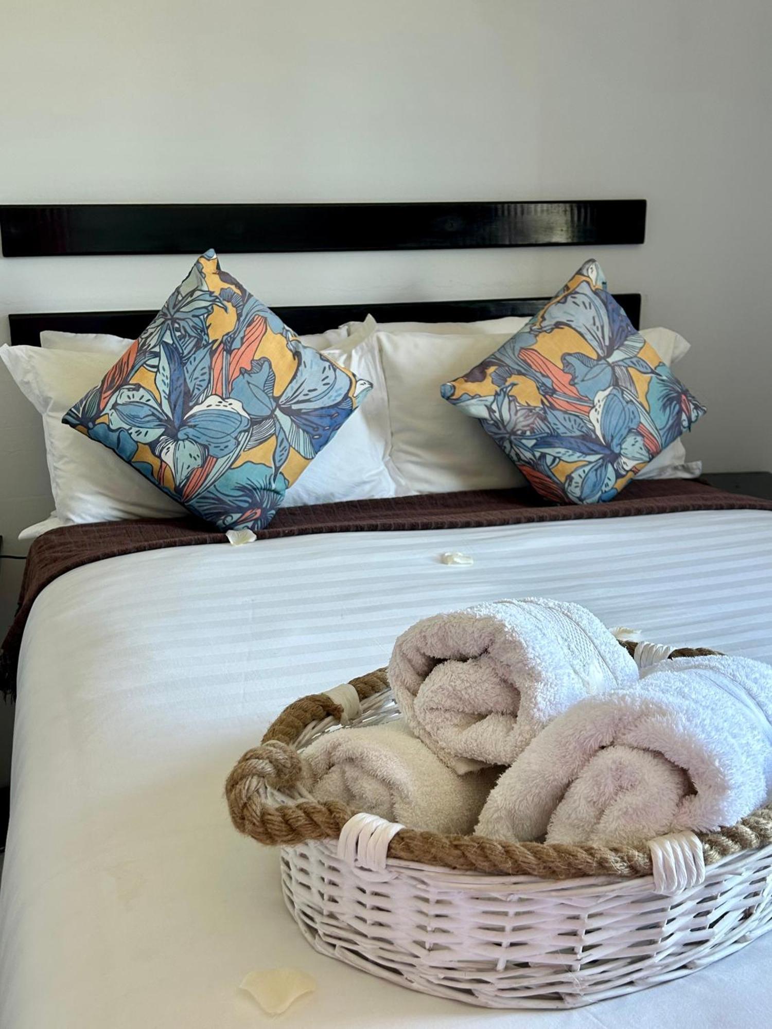 Skyfly Bed & Breakfast Манзіні Екстер'єр фото