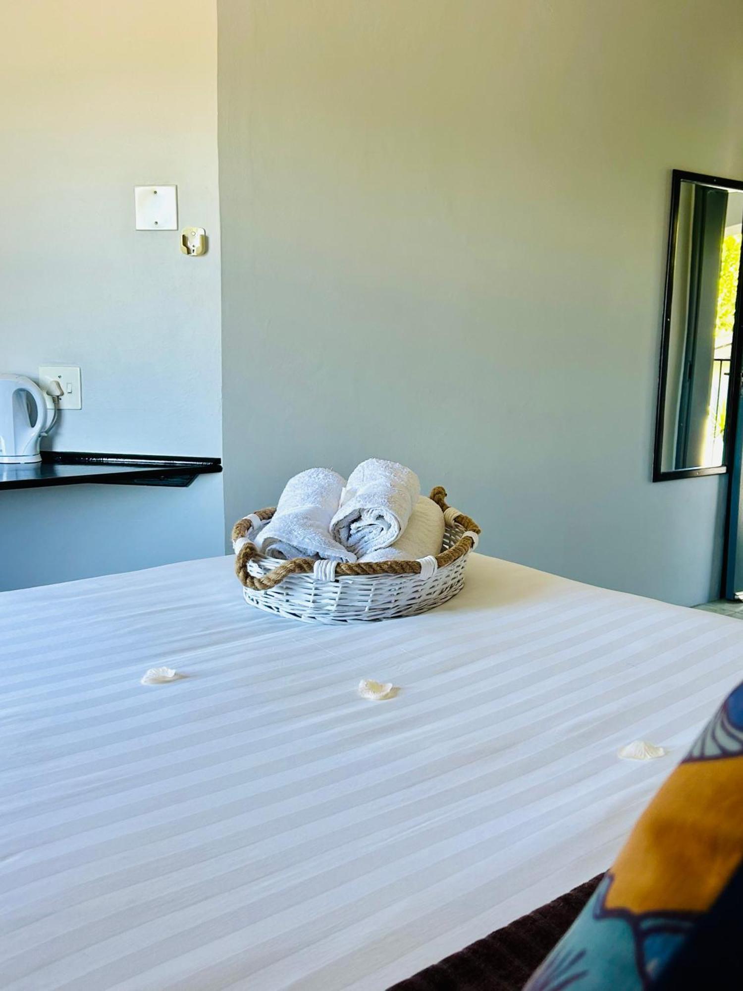 Skyfly Bed & Breakfast Манзіні Екстер'єр фото