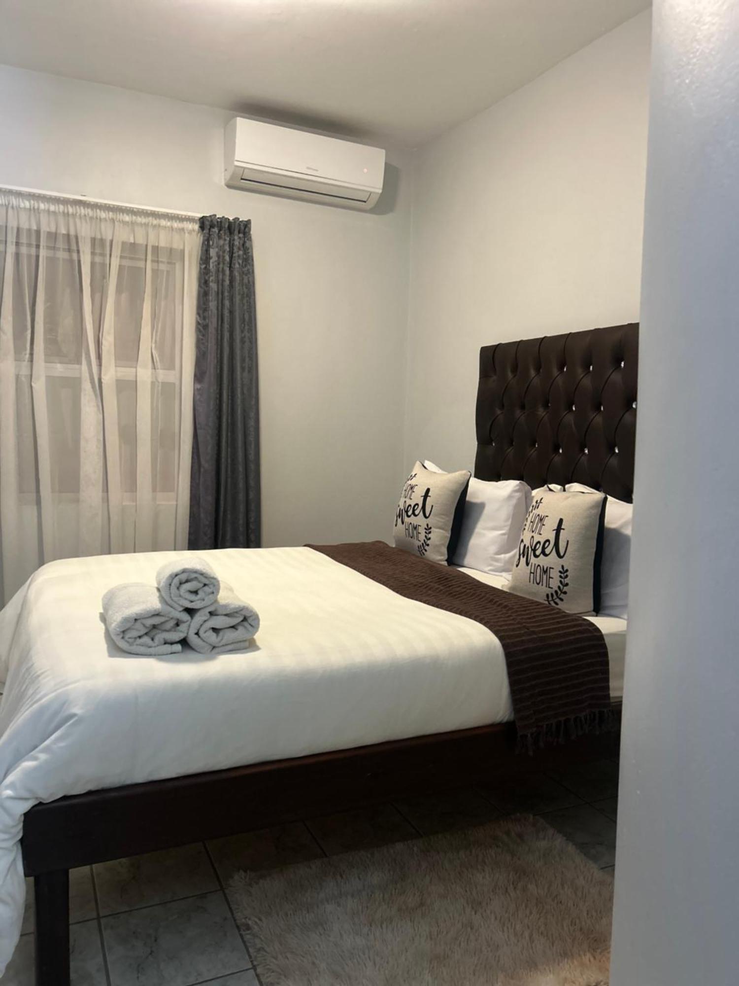 Skyfly Bed & Breakfast Манзіні Екстер'єр фото