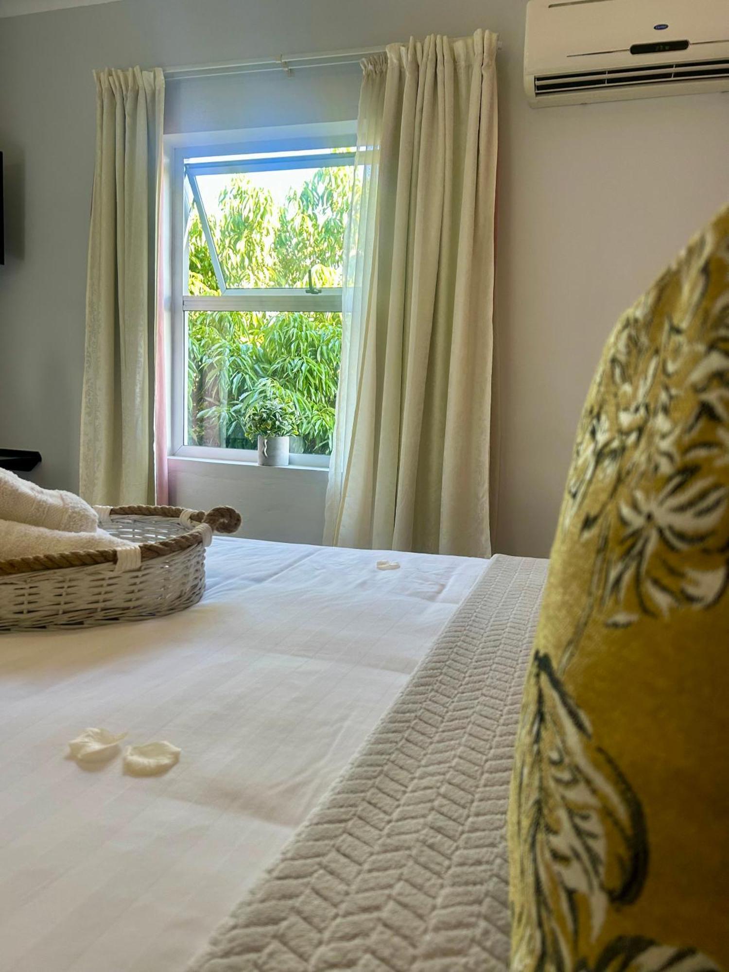Skyfly Bed & Breakfast Манзіні Екстер'єр фото